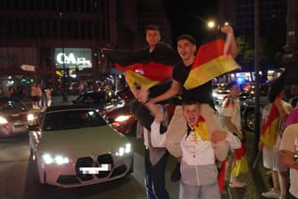 Feiernde Deutschland-Fans in Charlottenburg: Hunderte Menschen feierten am Ku'damm.