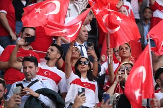 Fans der Türkei unterstützen ihre Mannschaft: Am Mittwoch wird in Hamburg bei bis zu 30 Grad nicht nur das Duell mit Tschechien heiß.