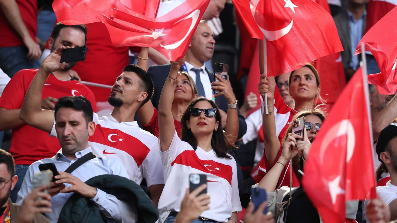 Fans der Türkei unterstützen ihre Mannschaft: Am Mittwoch wird in Hamburg bei bis zu 30 Grad nicht nur das Duell mit Tschechien heiß.