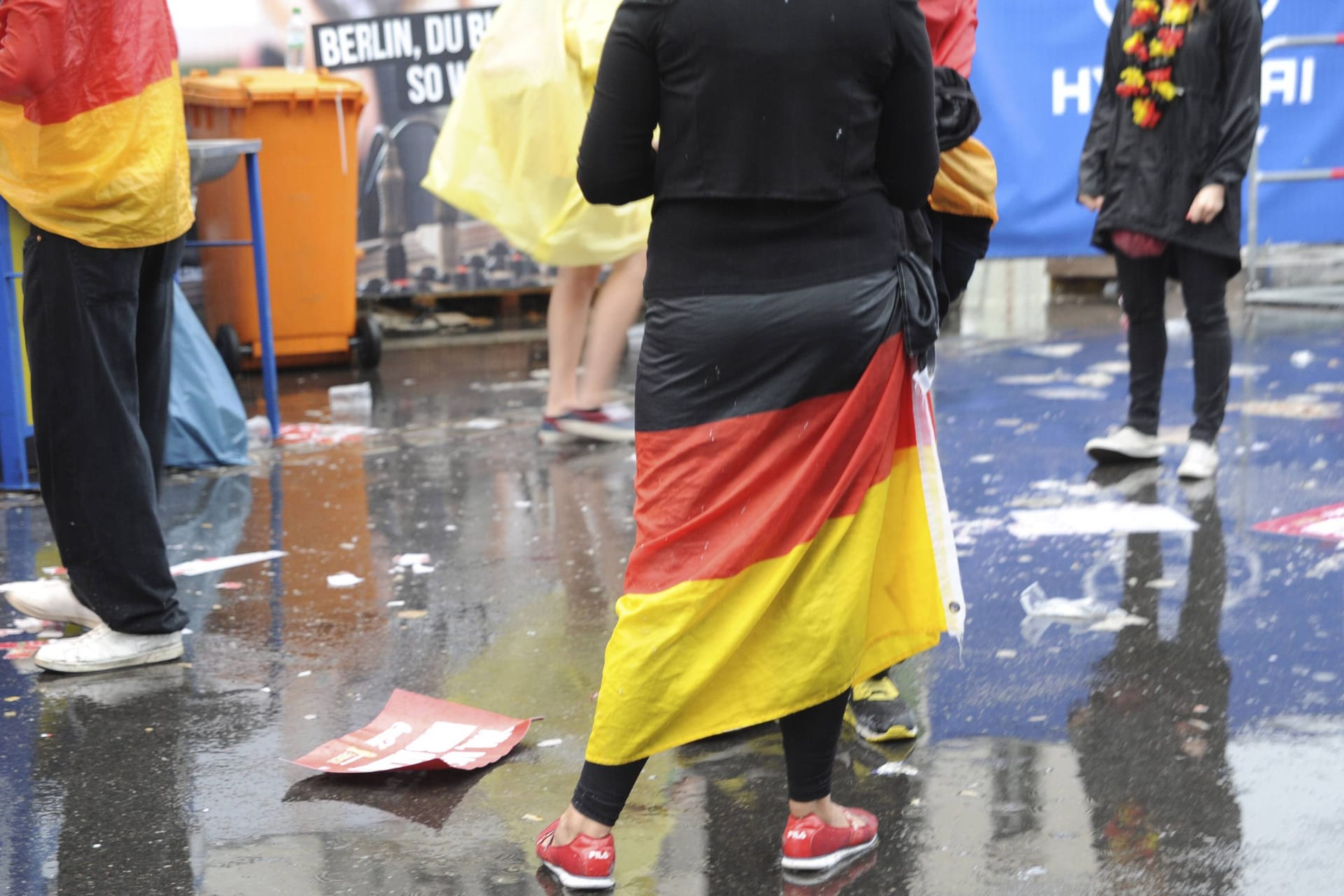 Fans auf einer Fanmeile (Archivbild): Am Wochenende könnte es manchen Orts das Public Viewing verregnen.