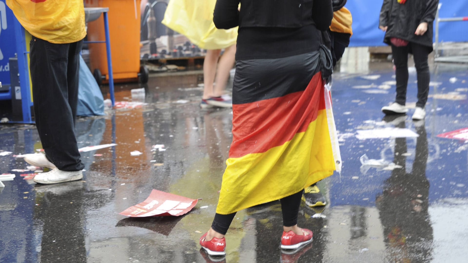 Fans auf einer Fanmeile (Archivbild): Am Wochenende könnte es manchen Orts das Public Viewing verregnen.