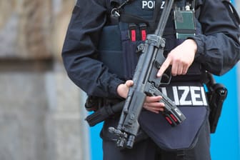 Schwer bewaffneter Polizeibeamter in München (Archivbild): Am Montag soll hier eine Person durch einen Schuss schwer verletzt worden sein.