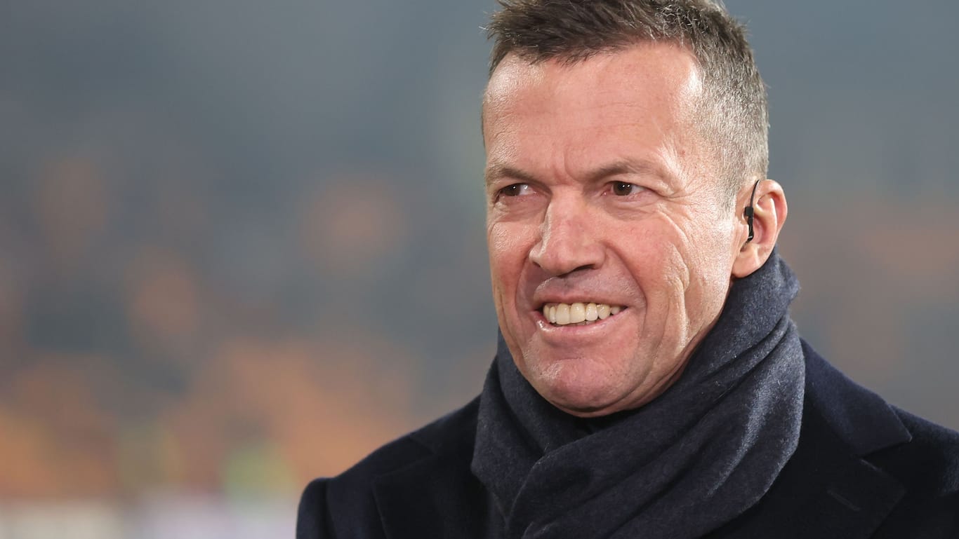 Lothar Matthäus ist als Fußballexperte in einem Stadion.