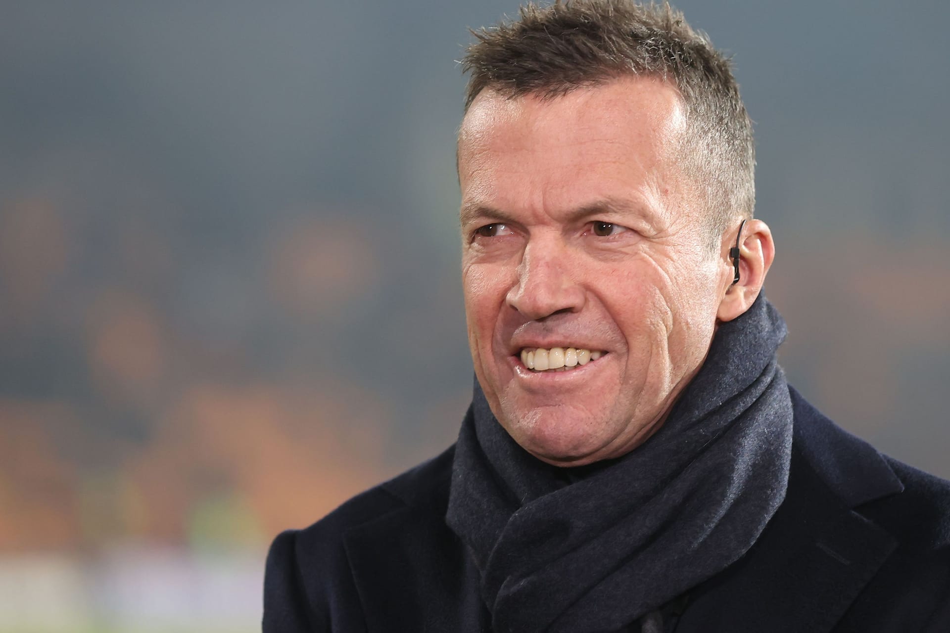 Lothar Matthäus ist als Fußballexperte in einem Stadion.