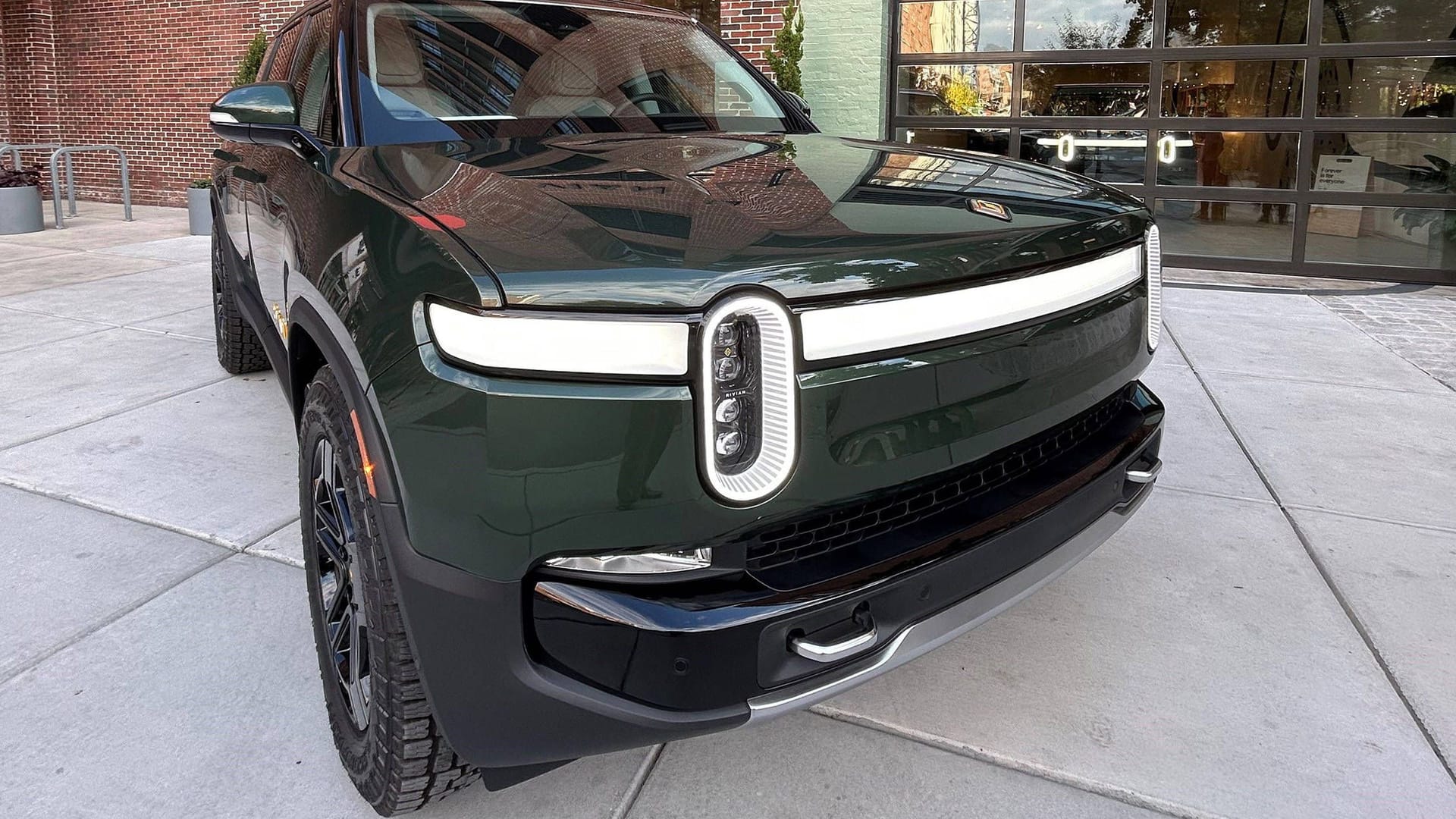 Ein Rivian R1S steht am Ponce City Market in Atlanta: VW wird neuer Partner des US-Unternehmens.