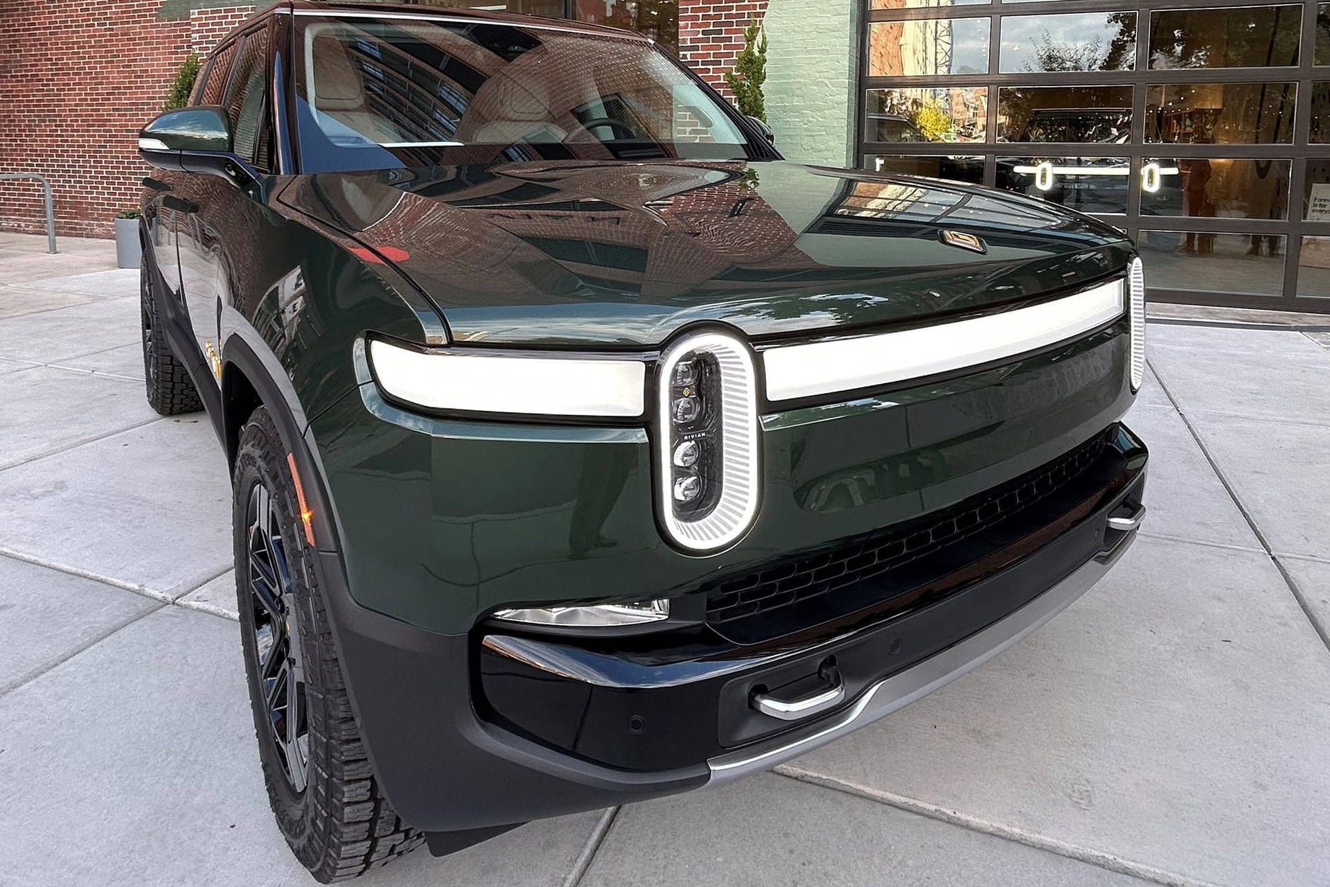 Ein Rivian R1S steht am Ponce City Market in Atlanta: VW wird neuer Partner des US-Unternehmens.