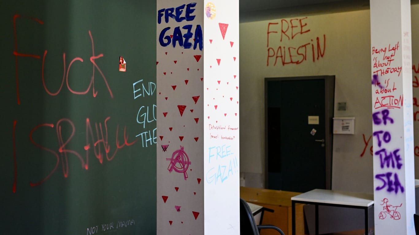 29.05.2024, Berlin: Bei einem Pressetermin der Humboldt-Universität zu Berlin werden Schäden und Schmierereien nach einer Besetzung gezeigt. Propalästinensische Aktivisten hatten am 22.5. die Räume der Universität aus Protest gegen Israel und zur Unterstützung der Palästinenser besetzt.