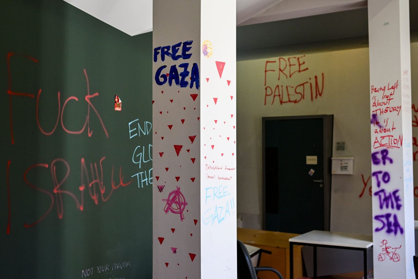 29.05.2024, Berlin: Bei einem Pressetermin der Humboldt-Universität zu Berlin werden Schäden und Schmierereien nach einer Besetzung gezeigt. Propalästinensische Aktivisten hatten am 22.5. die Räume der Universität aus Protest gegen Israel und zur Unterstützung der Palästinenser besetzt.