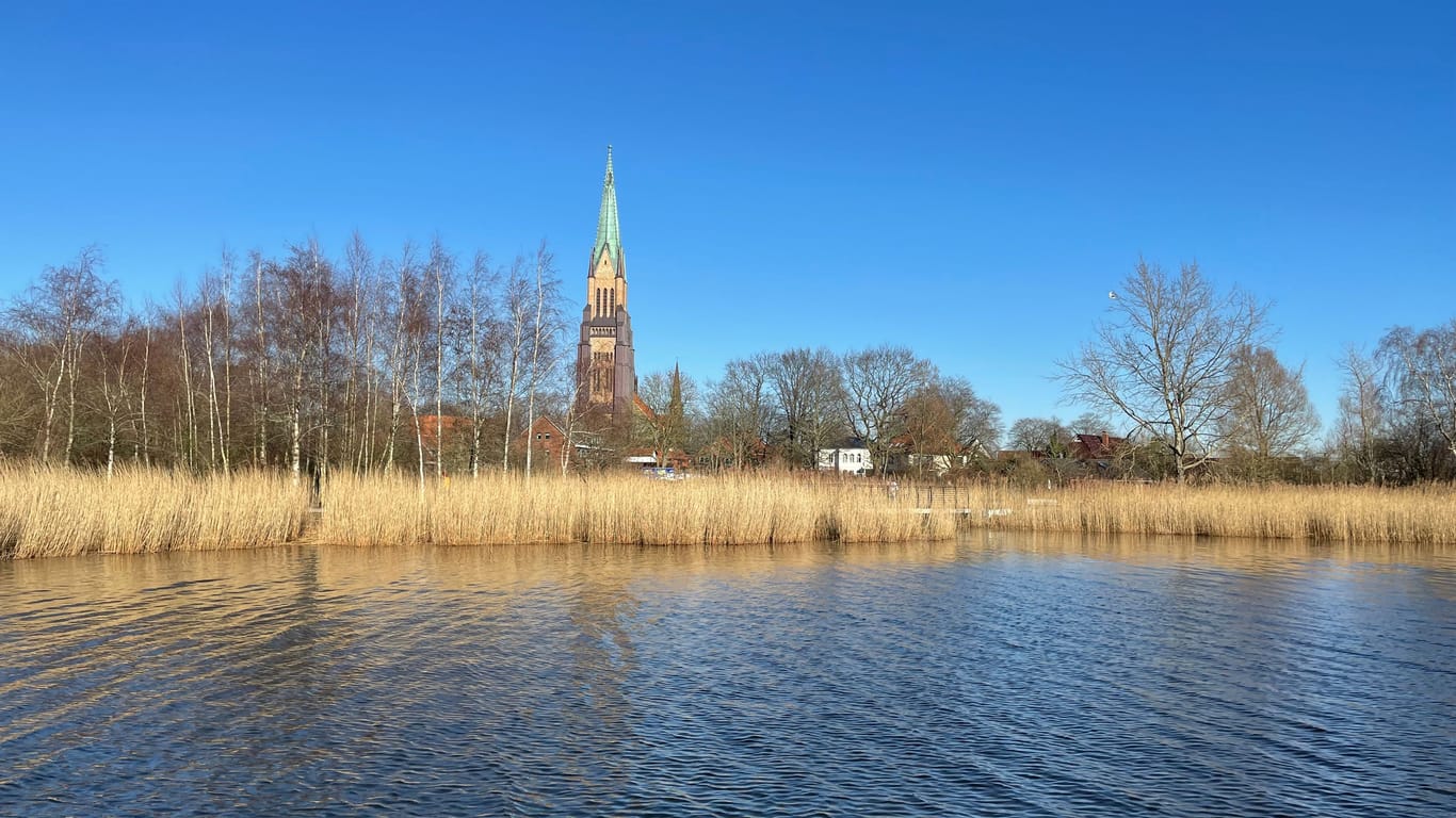 Der Blick vom der Schlei auf den Dom von Schleswig: Auch im Herbst ist die Stadt einen Ausflug wert.