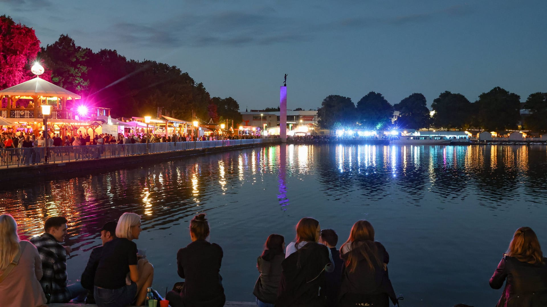 Die Lichter der bunt illuminierten Stände spiegeln sich im Maschsee: Das Maschseefest erwartet rund zwei Millionen Besucher.