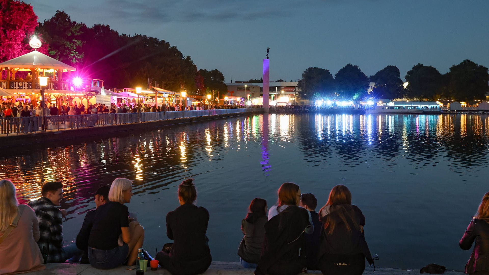 Die Lichter der bunt illuminierten Stände spiegeln sich im Maschsee: Das Maschseefest erwartet rund zwei Millionen Besucher.