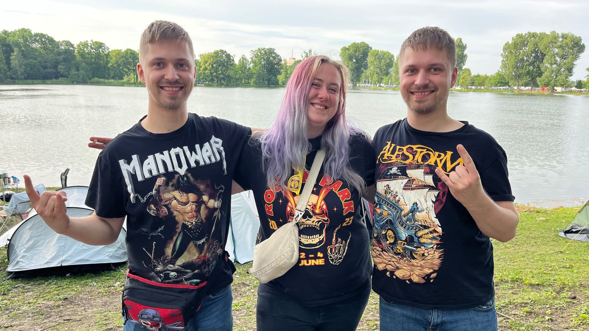 Franzi, Florian (l.) und Martin (R.) sind aus der Stuttgarter Gegend zu Rock im Park angereist: Sie haben ihren Müll in Säcke gepackt, die der Veranstalter zuvor ausgegeben hat.