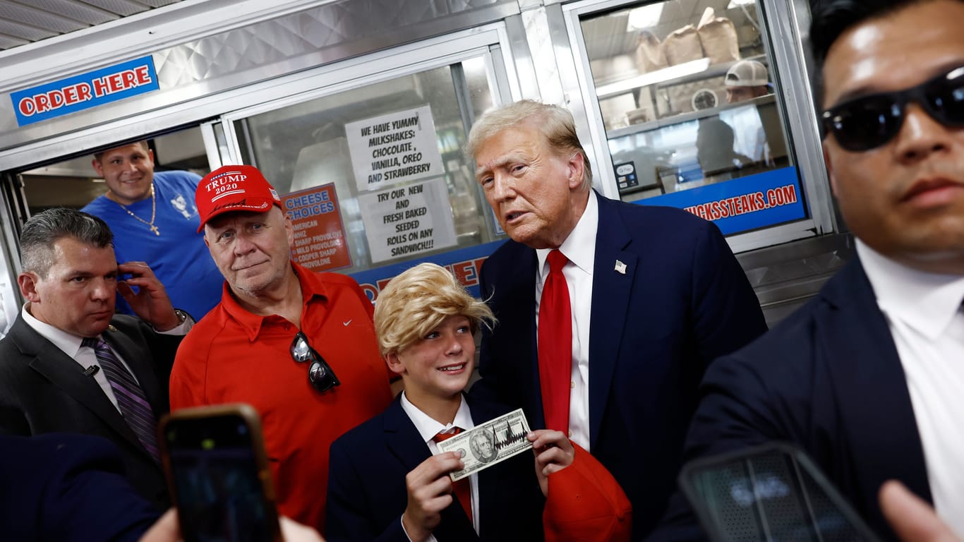 Trump mit einem jungen Verehrer in einem Schnellimbiss in Philadelphia.