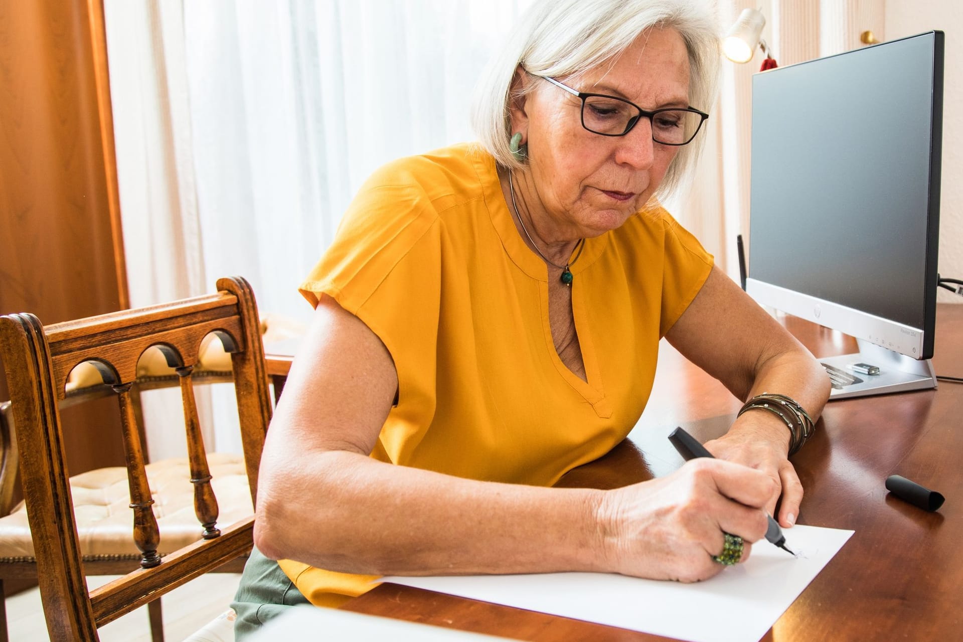 Eine Frau verfasst ein Testament