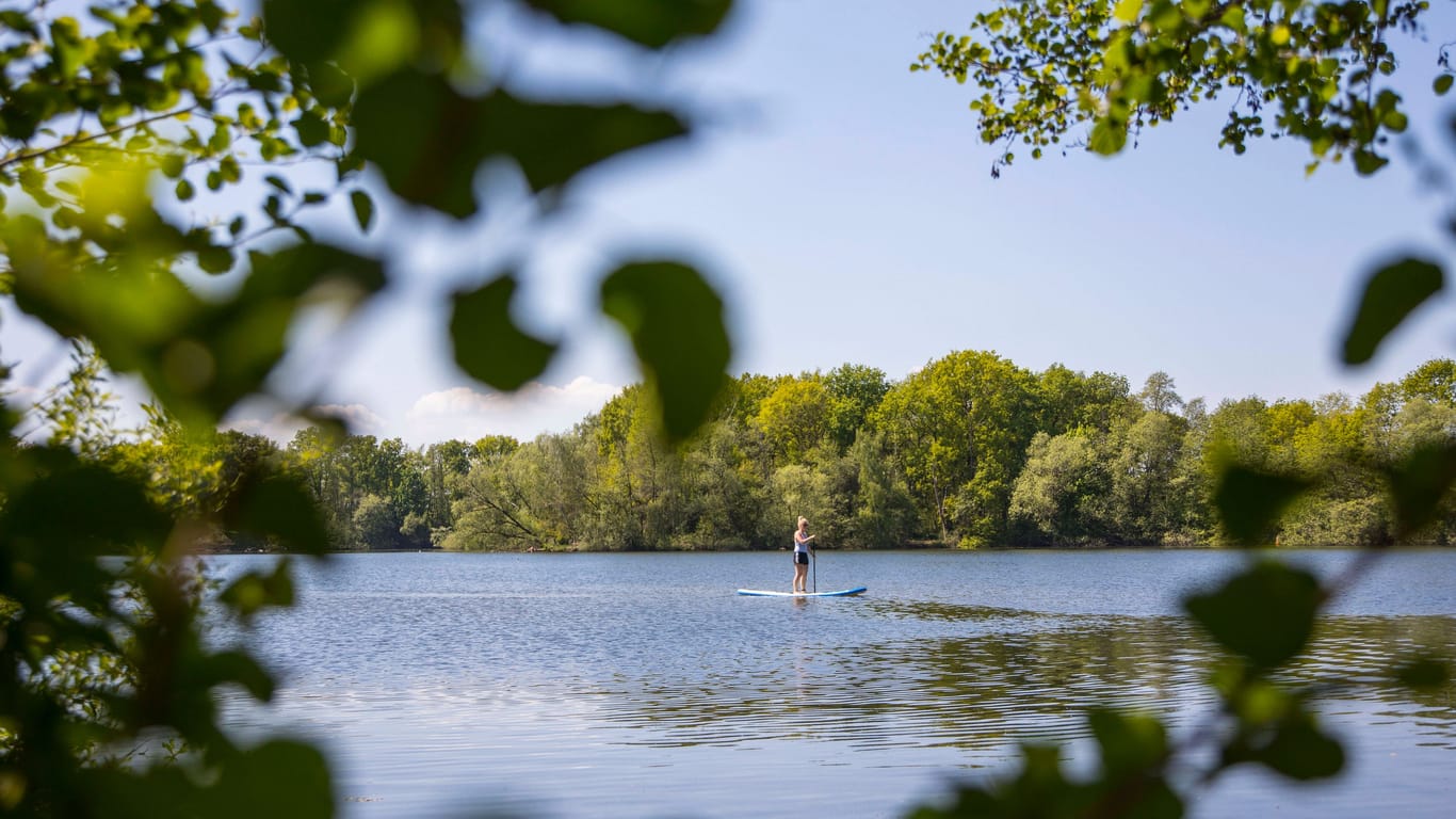 Der Boberger See: Auch Stand-Up-Paddler genießen die Ruhe im Naturschutzgebiet.