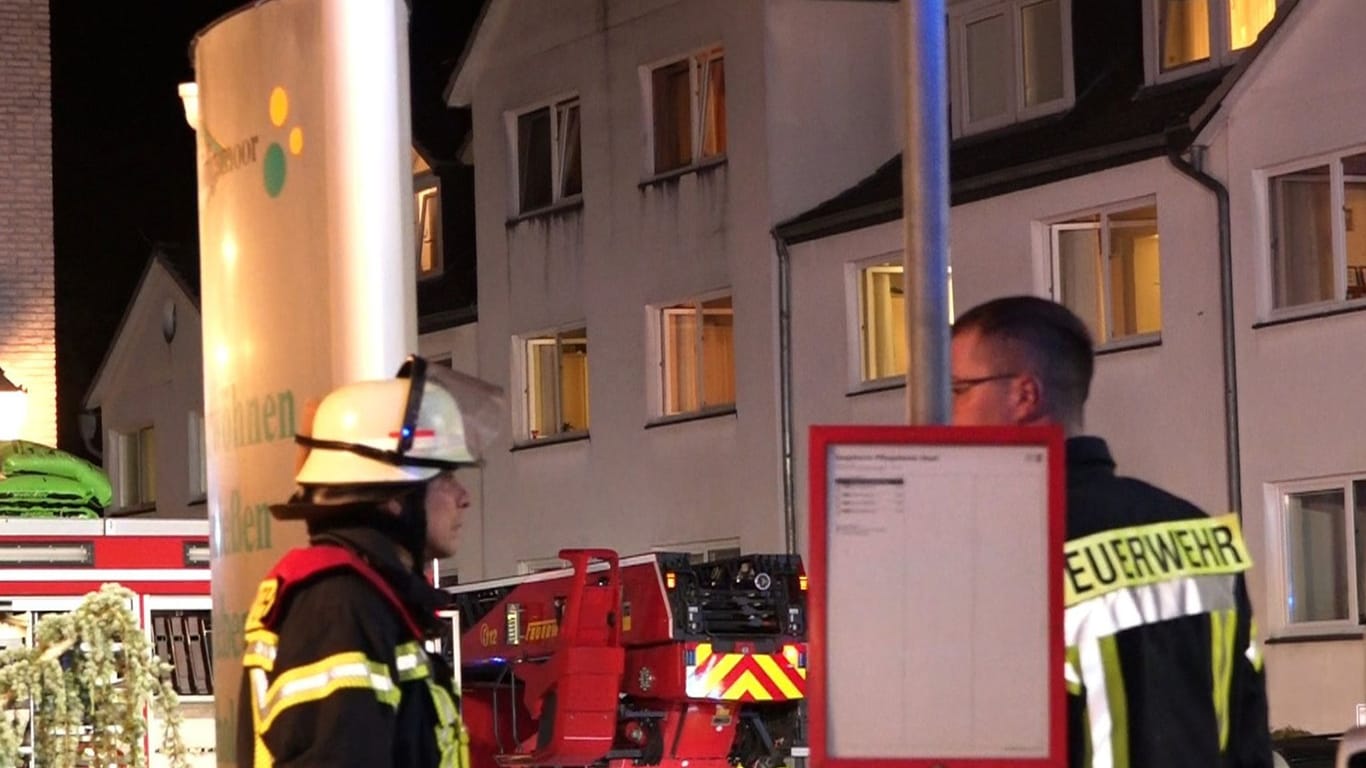 Niedersachsen, Oyten: Feuerwehrleute arbeiten vor einem Seniorenheim. Bei einem Brand in dem Seniorenheim im niedersächsischen Landkreis Verden sind Bewohnerinnen ums Leben gekommen.