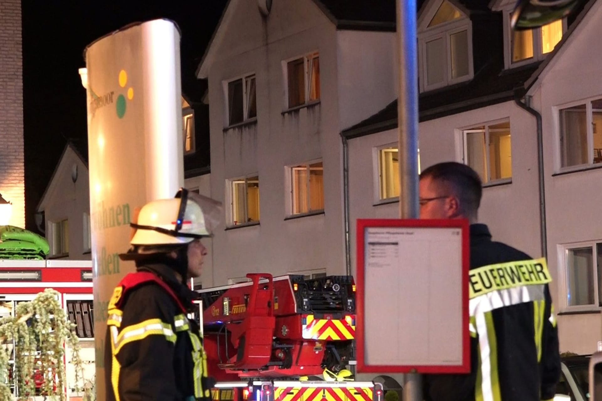 Niedersachsen, Oyten: Feuerwehrleute arbeiten vor einem Seniorenheim. Bei einem Brand in dem Seniorenheim im niedersächsischen Landkreis Verden sind Bewohnerinnen ums Leben gekommen.