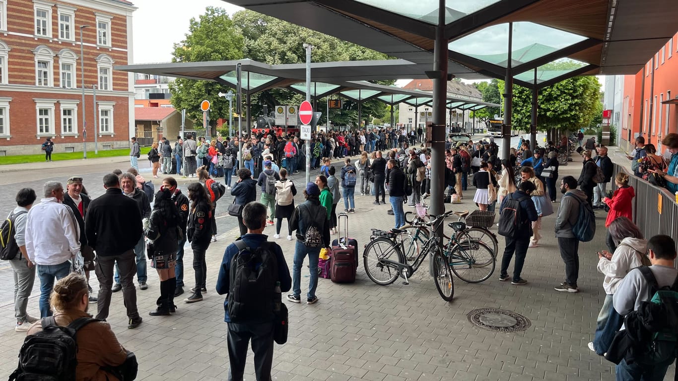 Auch vor dem Ingolstädter Bahnhof warten zahlreiche Bahnreisende ungeduldig: Für viele kommt Ersatzverkehr wohl zu spät.