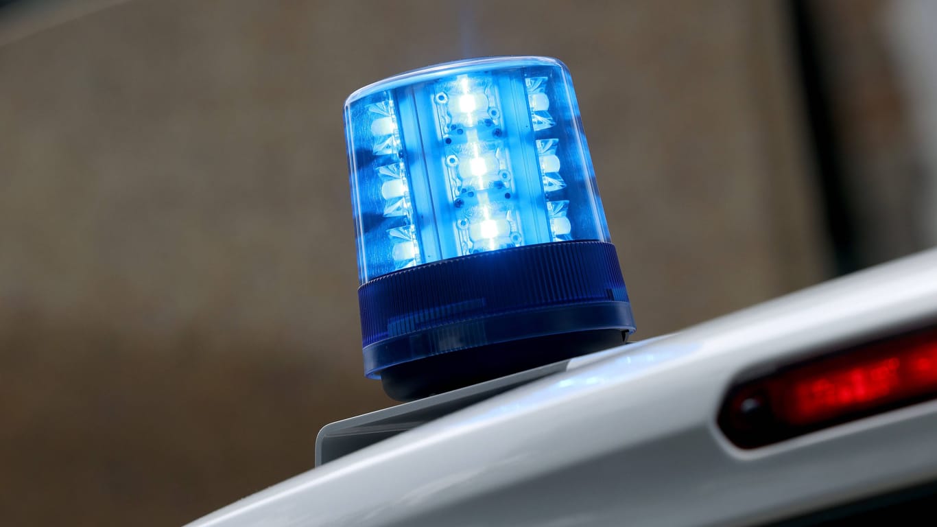Blaulicht an einem Polizeifahrzeug (Symbolbild): Auf der B6 bei Neustadt ist ein Mensch bei einem Unfall ums Leben gekommen.