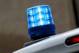 Blaulicht an einem Polizeifahrzeug (Symbolbild): Auf der B6 bei Neustadt ist ein Mensch bei einem Unfall ums Leben gekommen.