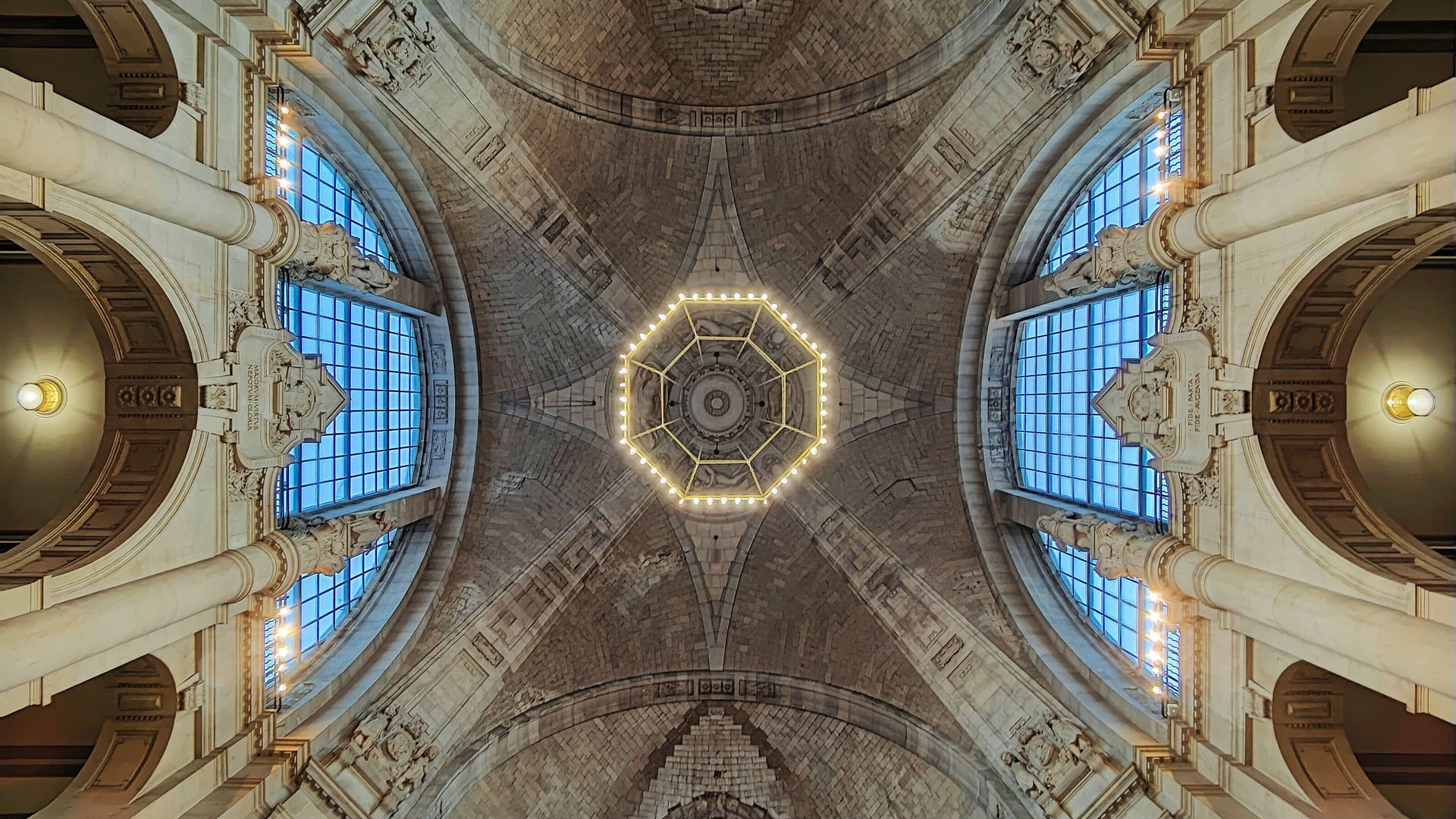 Blick zur Kuppel im Neuen Rathaus: Die Rathaushalle ist auch bei Touristen sehr beliebt.