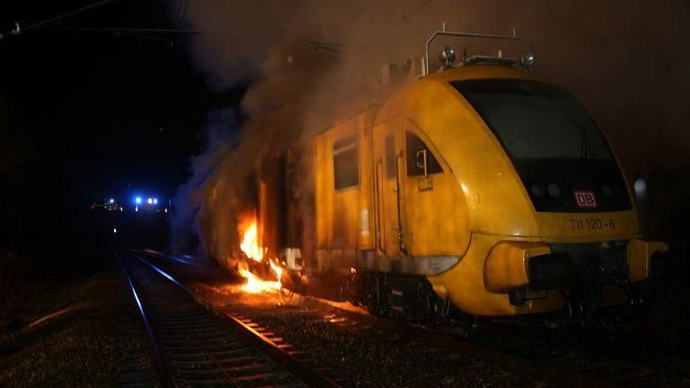 16. Februar 2012: Erstmals brennt in Bienenbüttel auf der Bahnstrecke Lehrte–Hamburg-Harburg ein Trumtriebwagen der Baureihe 711.1.