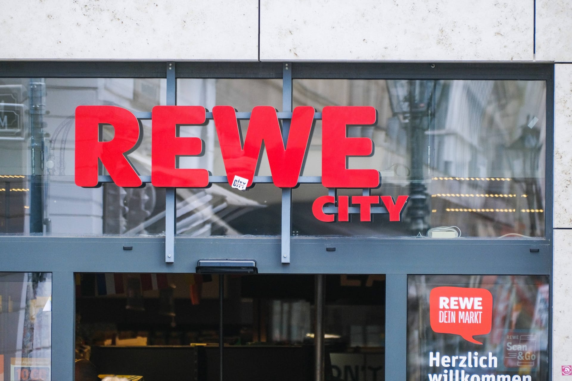 Ein Rewe-Supermarkt in Düsseldorf (Symbolbild).