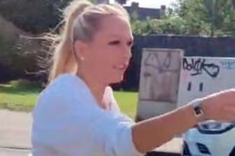 Unbekannte Mercedes-Fahrerin aus dem Ruhrgebiet: Sie hatte im vergangenen Juli eine Klimaaktivistin an den Haaren gezogen.