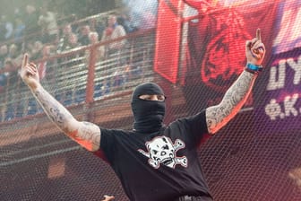 Ivan Bogdanov beim Skandalspiel in Genua im Jahr 2010 (Archivbild): Der Serbe gilt als einer der berüchtigtsten Hooligans in ganz Europa.