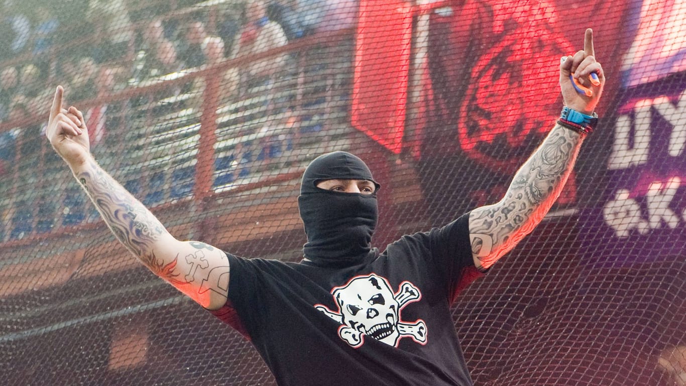 Ivan Bogdanov beim Skandalspiel in Genua im Jahr 2010 (Archivbild): Der Serbe gilt als einer der berüchtigtsten Hooligans in ganz Europa.