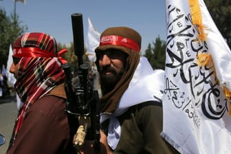 Taliban feiern (Archivbild): Sie haben auch öffentliche Hinrichtungen wieder eingeführt.