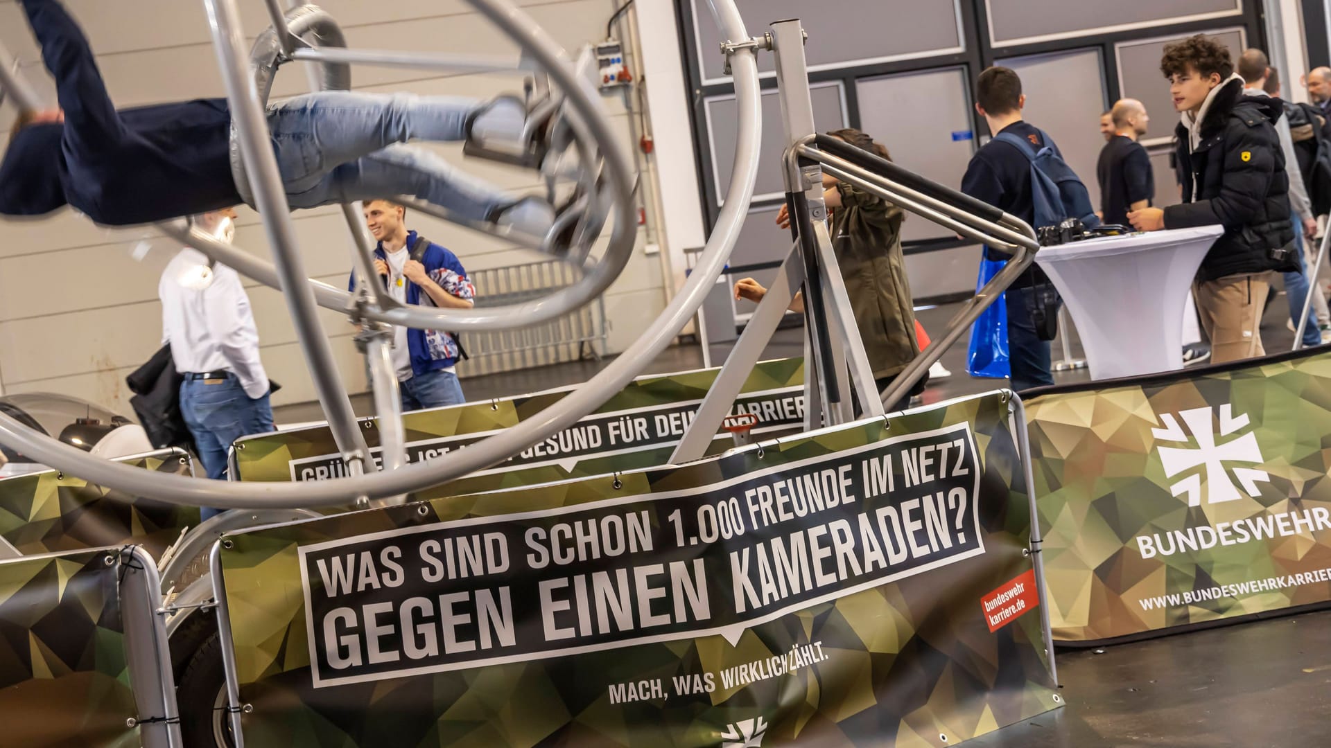 Nachwuchswerbung der Bundeswehr auf der Luftfahrtmesse AERO: Bislang scheiterte die Truppe, ihren Personalbedarf durch freiwillige Angebote zu stillen.