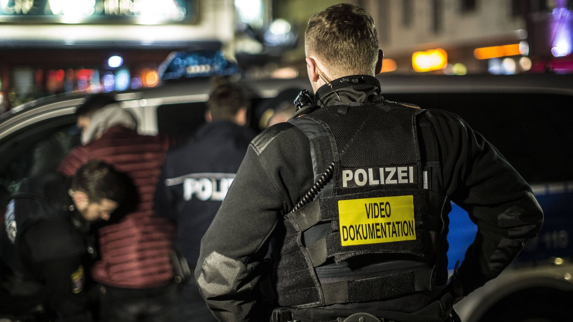 Hessische Polizisten (Archivbild): In Frankfurt sind drei mutmaßliche Spione festgenommen worden.