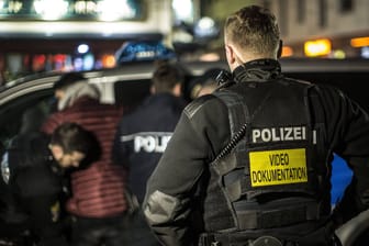 Hessische Polizisten (Archivbild): In Frankfurt sind drei mutmaßliche Spione festgenommen worden.