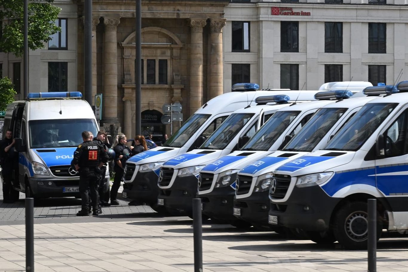 Mannheim: Polizeikräfte sammeln sich vor dem Bahnhof.