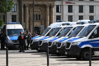 Mannheim: Polizeikräfte sammeln sich vor dem Bahnhof.