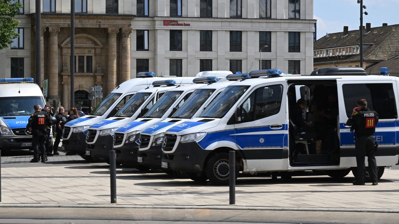 Mannheim: Polizeikräfte sammeln sich vor dem Bahnhof.