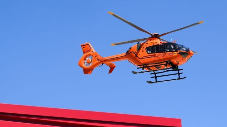 Rettungshubschrauber (Symbolbild): In einem Freizeitpark ist ein Mann schwer verletzt worden.