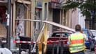 Ein Polizist sichert die Spuren einer Explosion in der Keupstraße (Archivbild): Am 9. Juni 2004 hatten NSU-Mitglieder vor einem Friseursalon eine Nagelbombe gezündet.