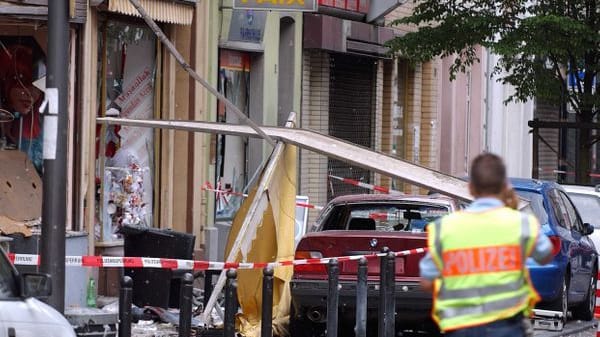 Ein Polizist sichert die Spuren einer Explosion in der Keupstraße (Archivbild): Am 9. Juni 2004 hatten NSU-Mitglieder vor einem Friseursalon eine Nagelbombe gezündet.