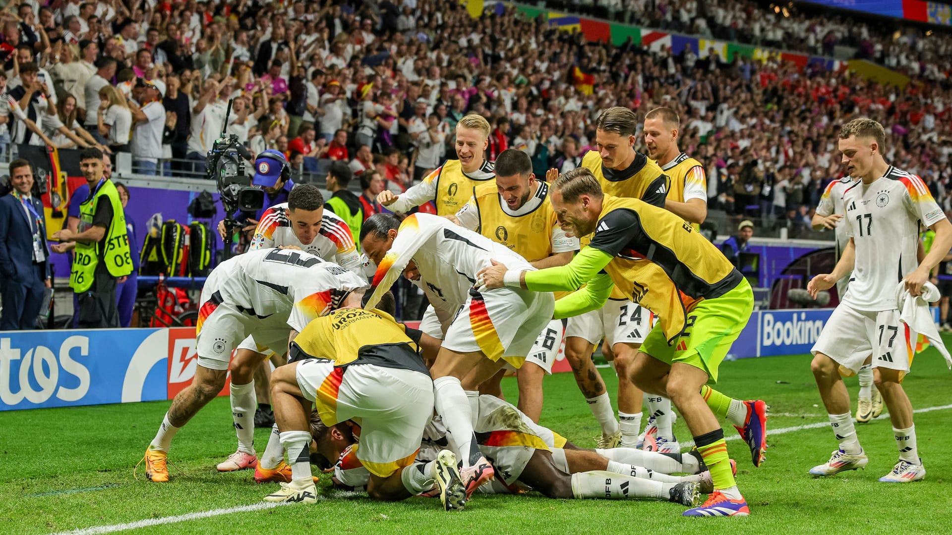 Jubel bricht sich Bahn: Die deutschen Spieler feiern den 1:1-Ausgleichstreffer von Niclas Füllkrug.