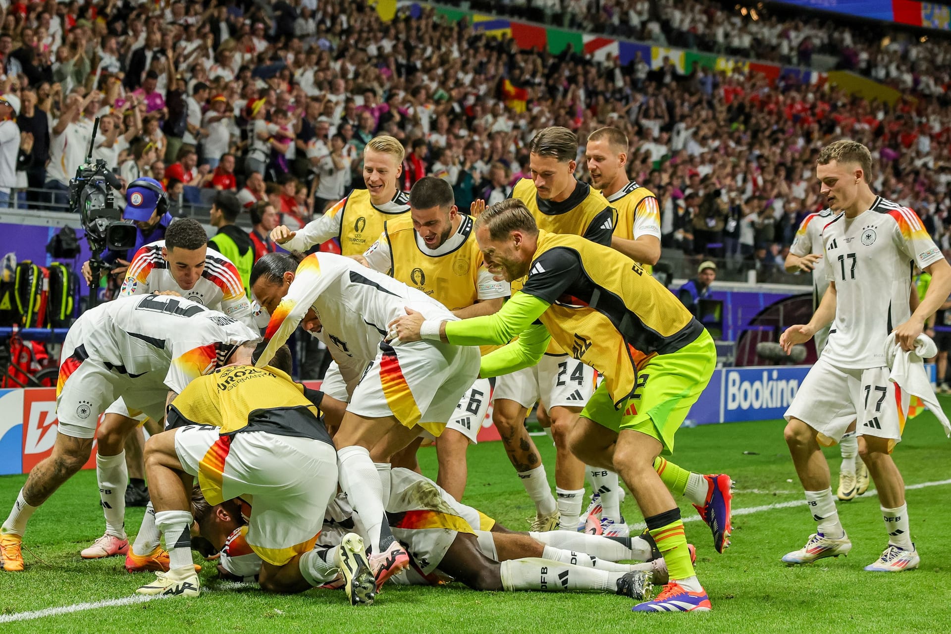 Jubel bricht sich Bahn: Die deutschen Spieler feiern den 1:1-Ausgleichstreffer von Niclas Füllkrug.