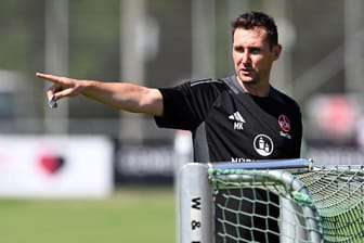 Trainingsstart beim 1. FC Nürnberg: Erstmals leitet der neue Trainer Miroslav Klose die Übungseinheit.