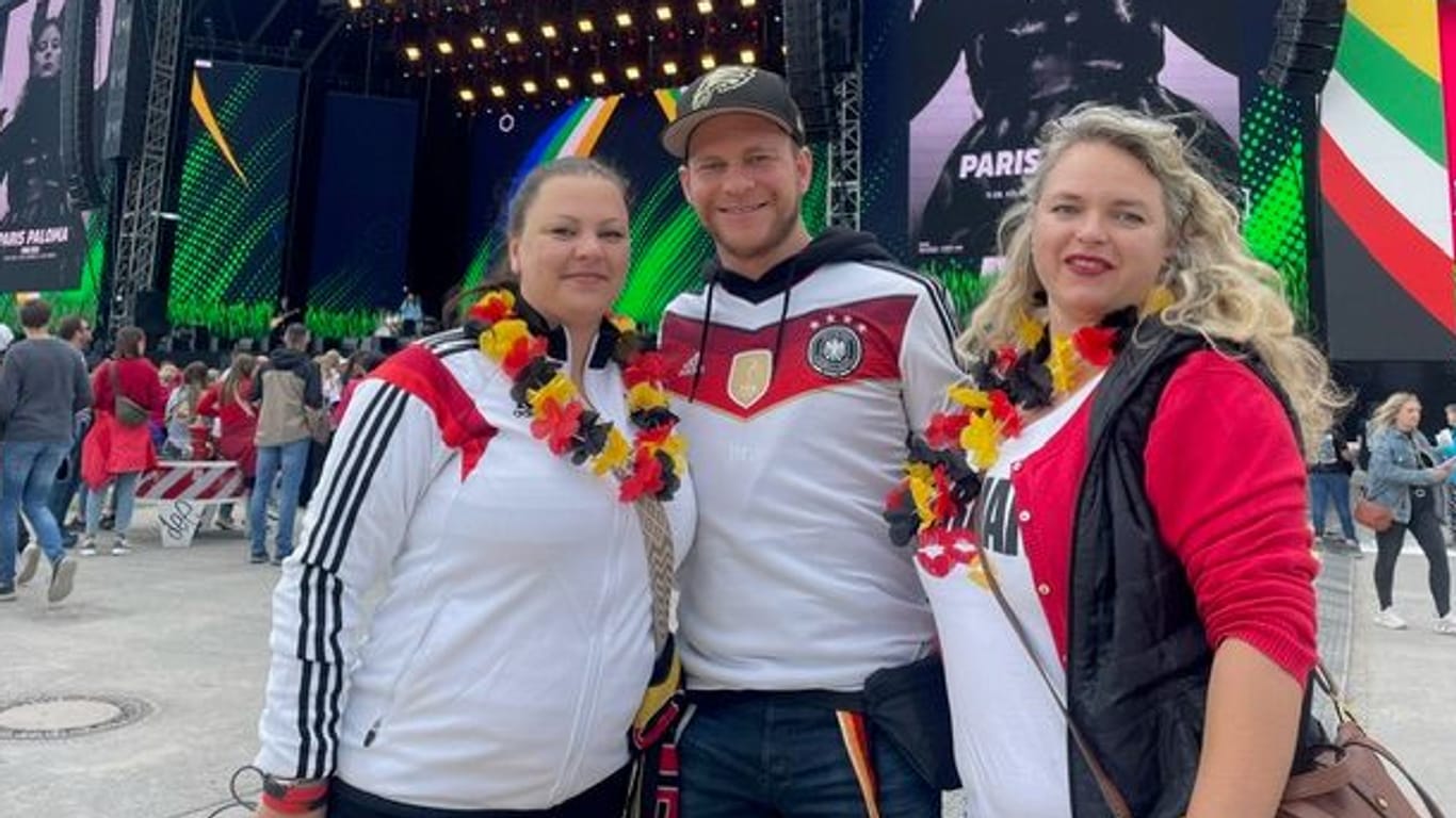 Isabella, Daniel und Carola (v.l.n.r.) aus Holzkirchen haben sich für das Fanfest extra Urlaub genommen.