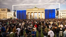 Tausende feiern bei Eröffnung von Fanmeile in Berlin