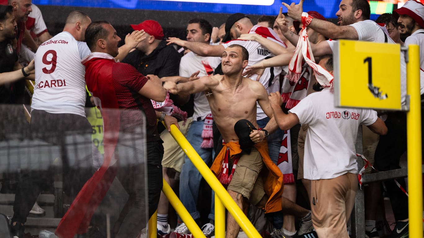 Türkische und georgische Fans prügeln sich: Im Stadion in Dortmund kam es zu unschönen Szenen.