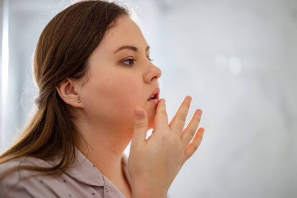 Blick in den Spiegel: Bei bläulichen Lippen handelt es sich nicht zwingend um eine Erkrankung.