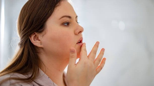 Blick in den Spiegel: Bei bläulichen Lippen handelt es sich nicht zwingend um eine Erkrankung.