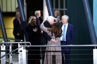 Julian Assange küsst seine Frau Stella Assange, nachdem er in Canberra gelandet ist.