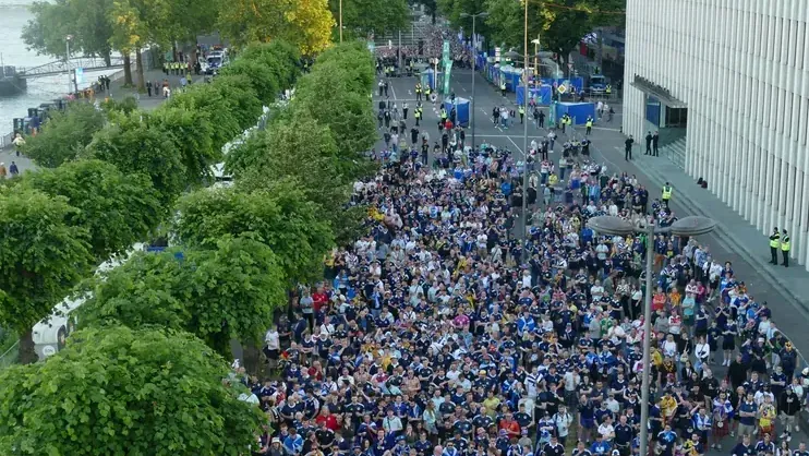 Public Viewing am Konrad-Adenauer-Ufer in Köln beim EM-Spiel Schottland-Schweiz